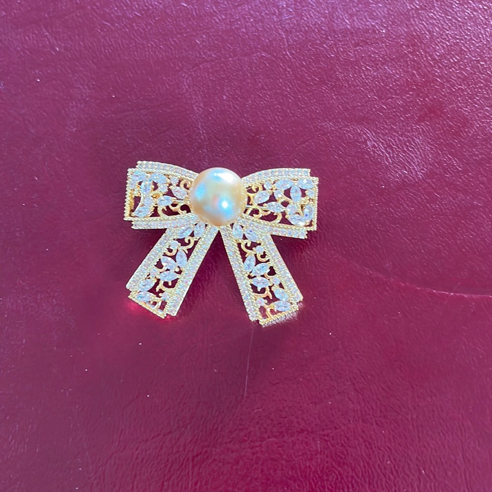 Bow pin with Pearl